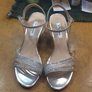 NWT, 10M, Nina silver sparkle heels